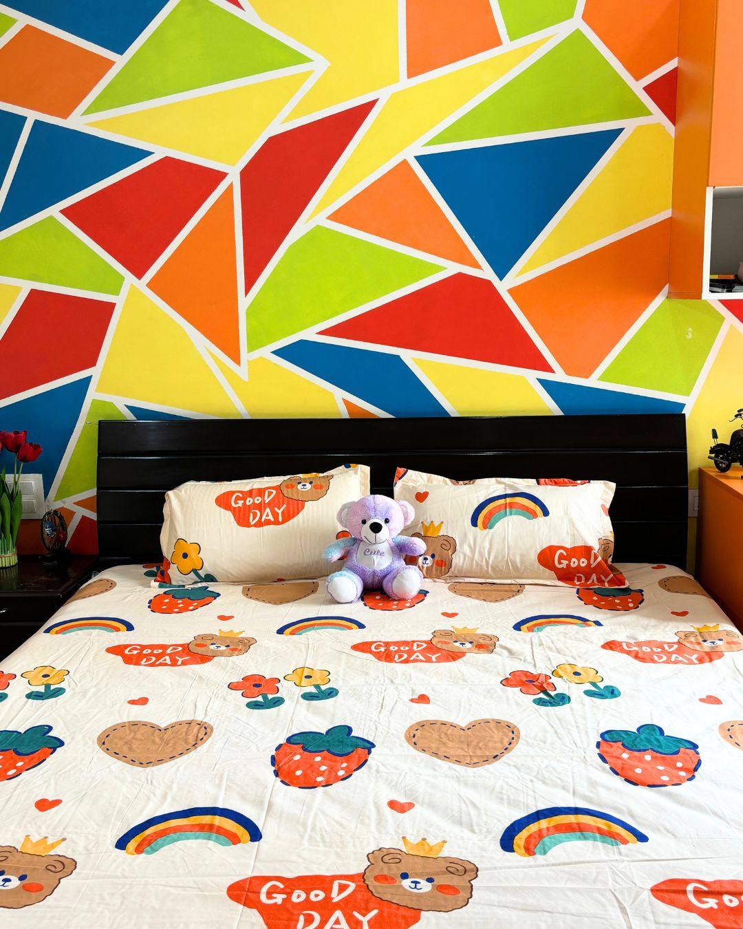 Cream Multicolor Cute Character Print King Size Bedsheets