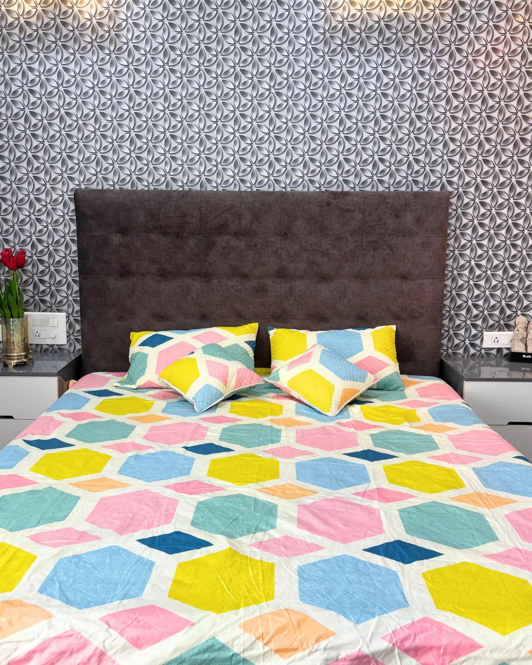 Premium 5-Piece Hexagon Print Bedsheet Set - Pastel Multi-Color - Quilted Pillow & Cushion Covers HOME SAARTHI