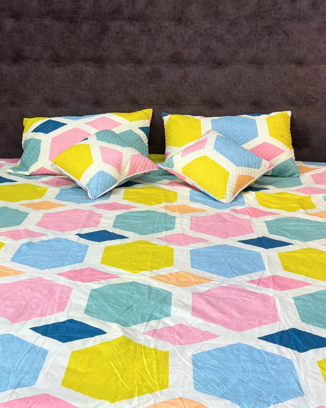 Premium 5-Piece Hexagon Print Bedsheet Set - Pastel Multi-Color - Quilted Pillow & Cushion Covers HOME SAARTHI