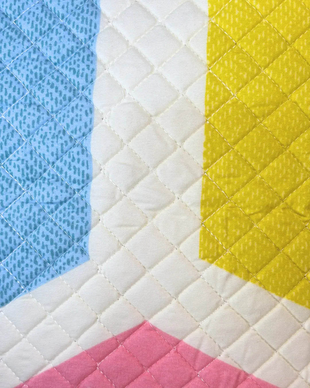 Premium 5-Piece Hexagon Print Bedsheet Set - Pastel Multi-Color - Quilted Pillow & Cushion Covers HOME SAARTHI