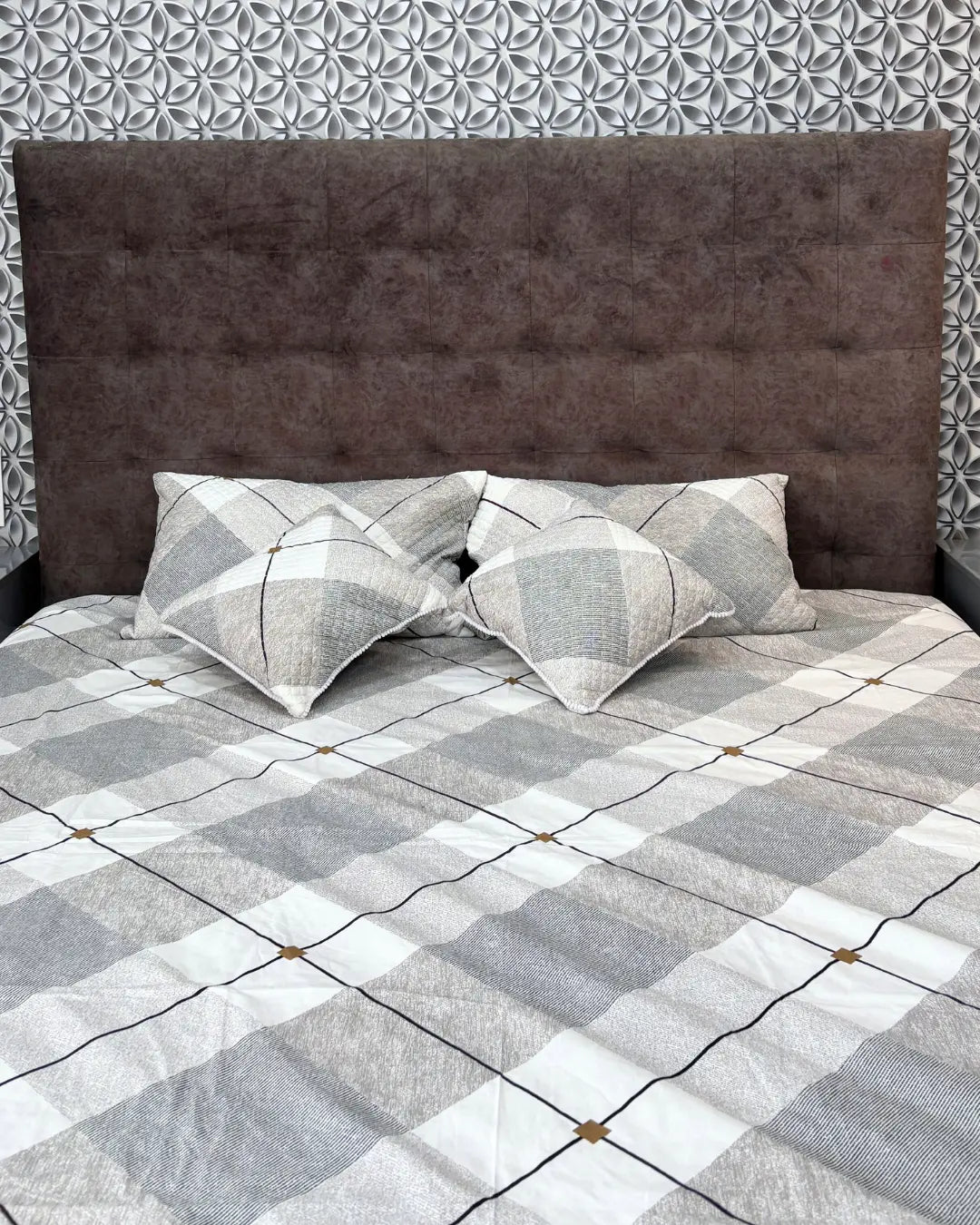 Premium 5-Piece Plaid Bedsheet Set - Classic Grey & White - Quilted Pillow & Cushion Covers HOME SAARTHI