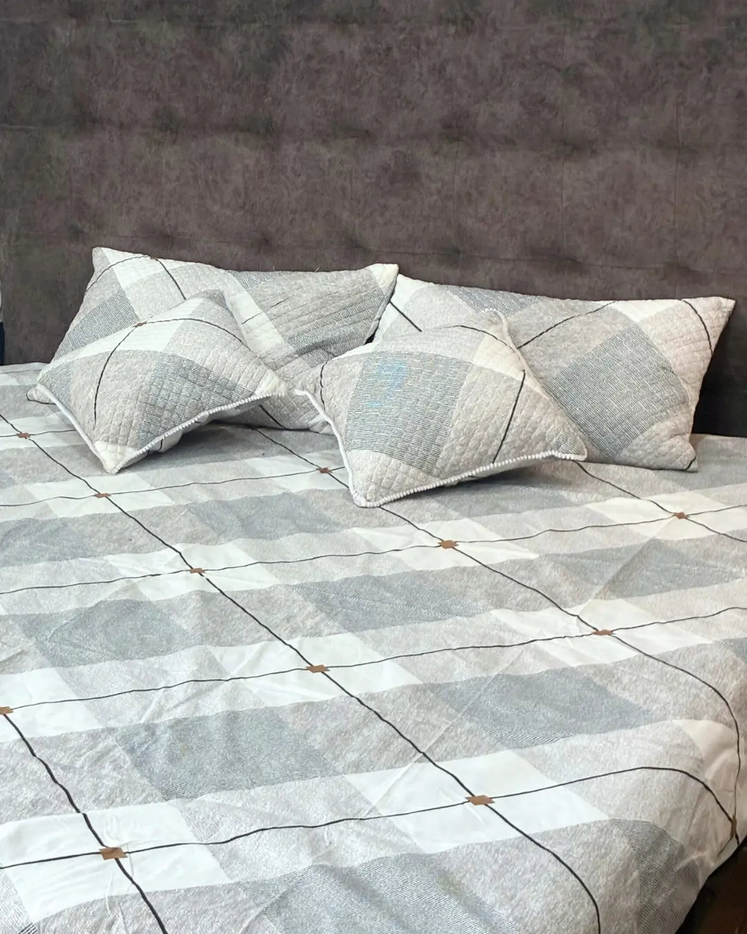 Premium 5-Piece Plaid Bedsheet Set - Classic Grey & White - Quilted Pillow & Cushion Covers HOME SAARTHI