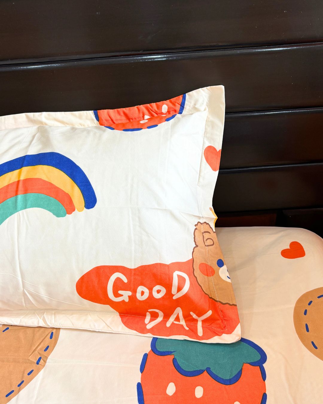 Cream Multicolor Cute Character Print King Size Bedsheets