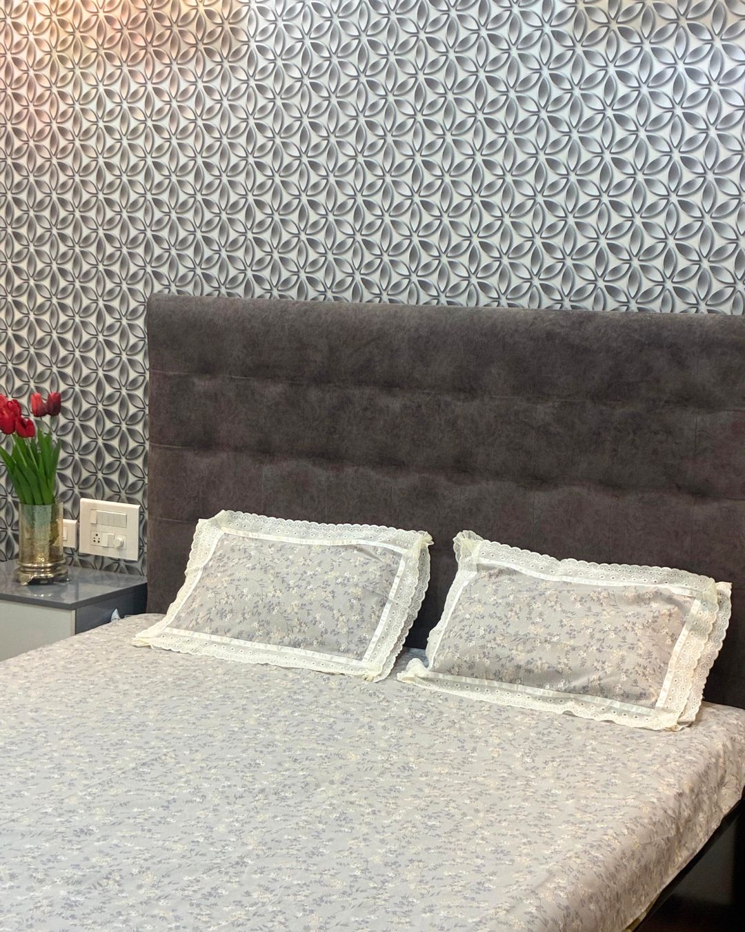 Soft Grey & White Floral King Size Bedsheets with Laced Pillow Covers HOME SAARTHI