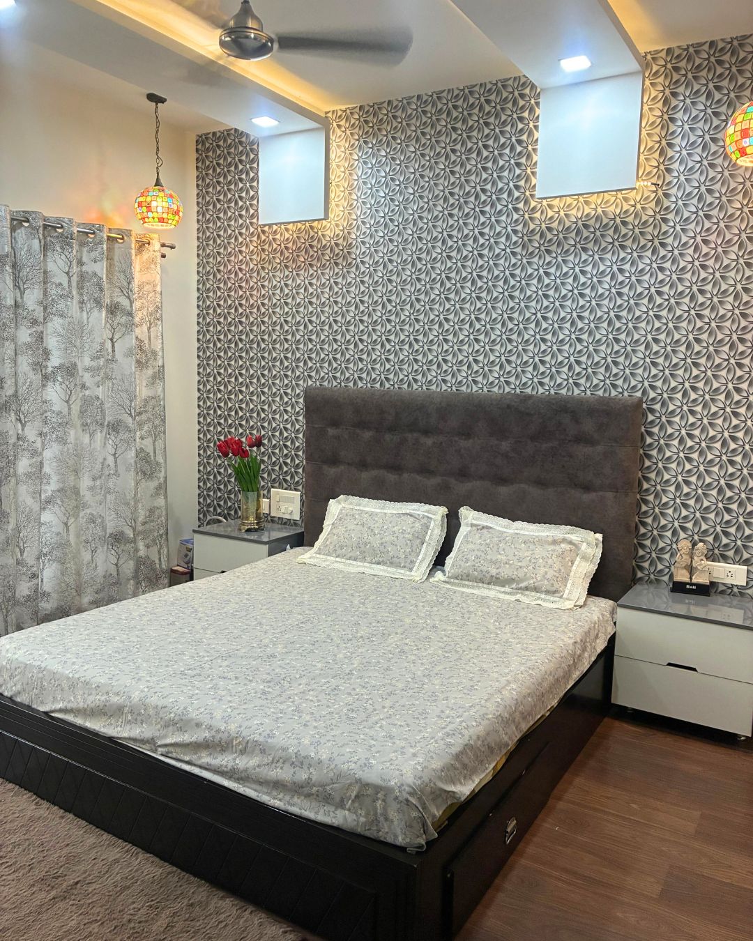 Soft Grey & White Floral King Size Bedsheets with Laced Pillow Covers HOME SAARTHI